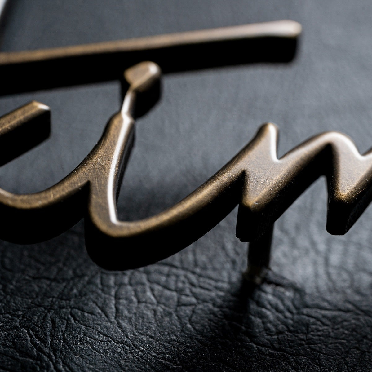 真鍮のおしゃれな切り文字表札｜戸建て・店舗向け｜オーダー可｜Roots